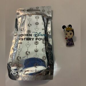 2024 Hidden Disney Mystery Pouch NEW! One Evil Queen Pin